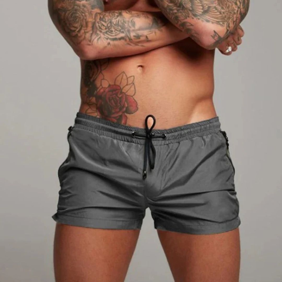 "Schnelltrocknende Herren-Badeshorts mit elegantem Design am Strand, ideal für sommerliche Aktivitäten und Poolpartys."