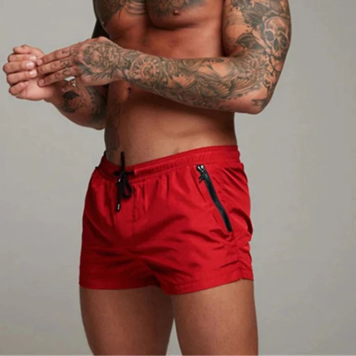 "Schnelltrocknende Herren-Badeshorts mit elegantem Design am Strand, ideal für sommerliche Aktivitäten und Poolpartys."