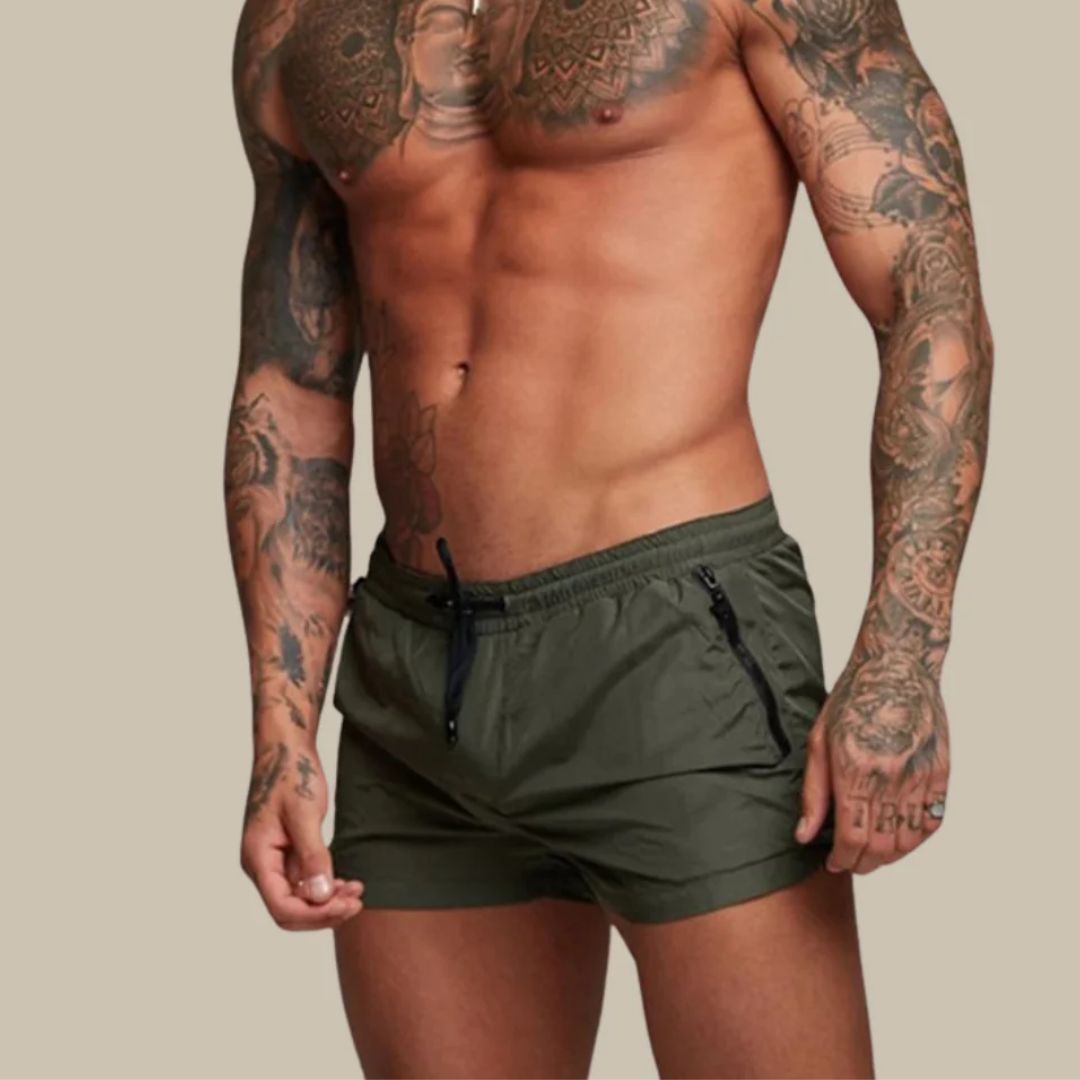 "Schnelltrocknende Herren-Badeshorts mit elegantem Design am Strand, ideal für sommerliche Aktivitäten und Poolpartys."
