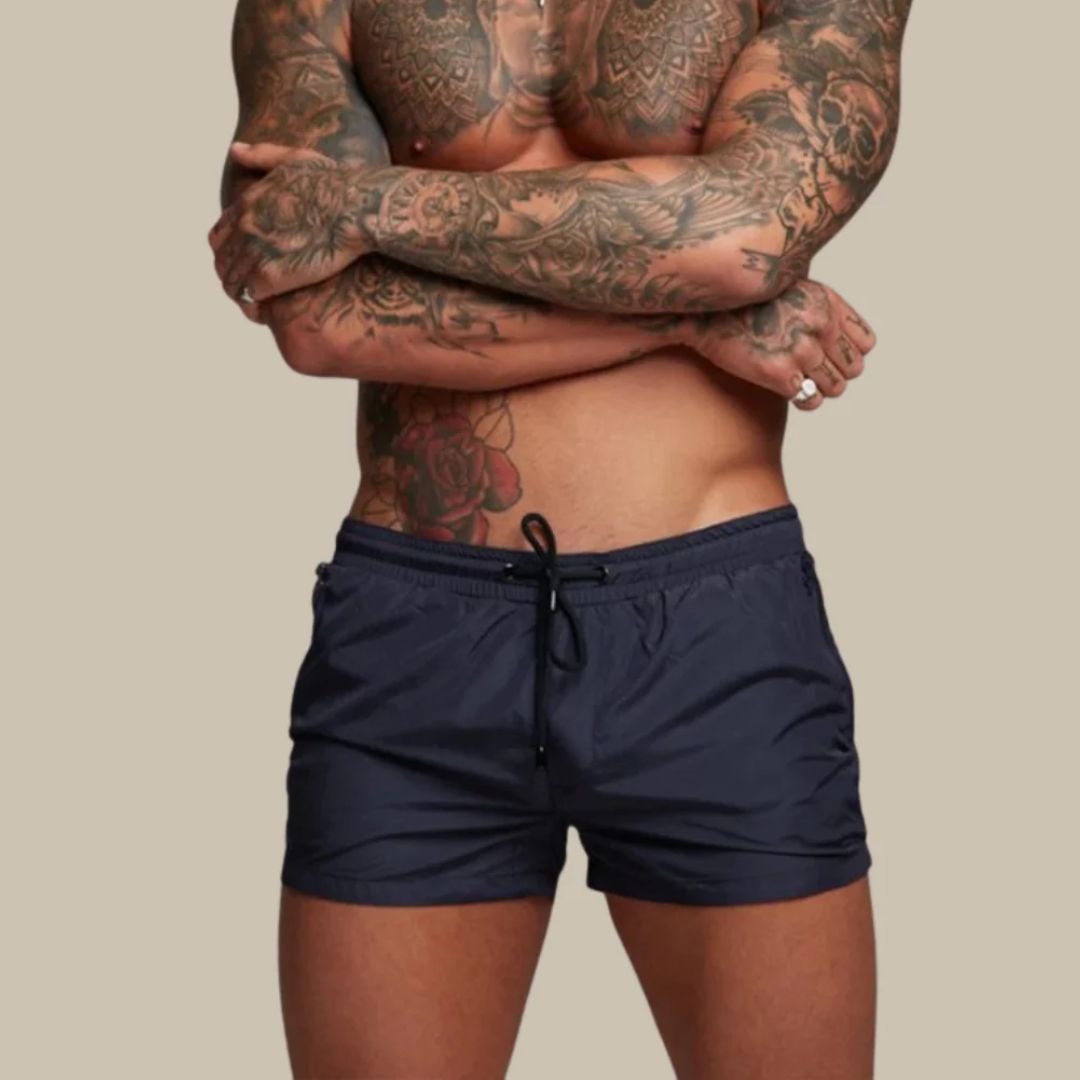 "Schnelltrocknende Herren-Badeshorts mit elegantem Design am Strand, ideal für sommerliche Aktivitäten und Poolpartys."