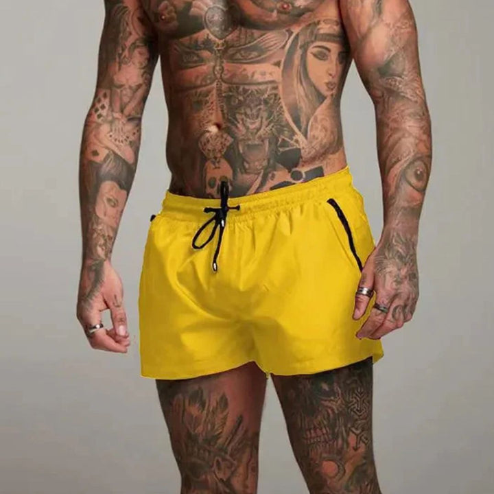 "Schnelltrocknende Herren-Badeshorts mit elegantem Design am Strand, ideal für sommerliche Aktivitäten und Poolpartys."
