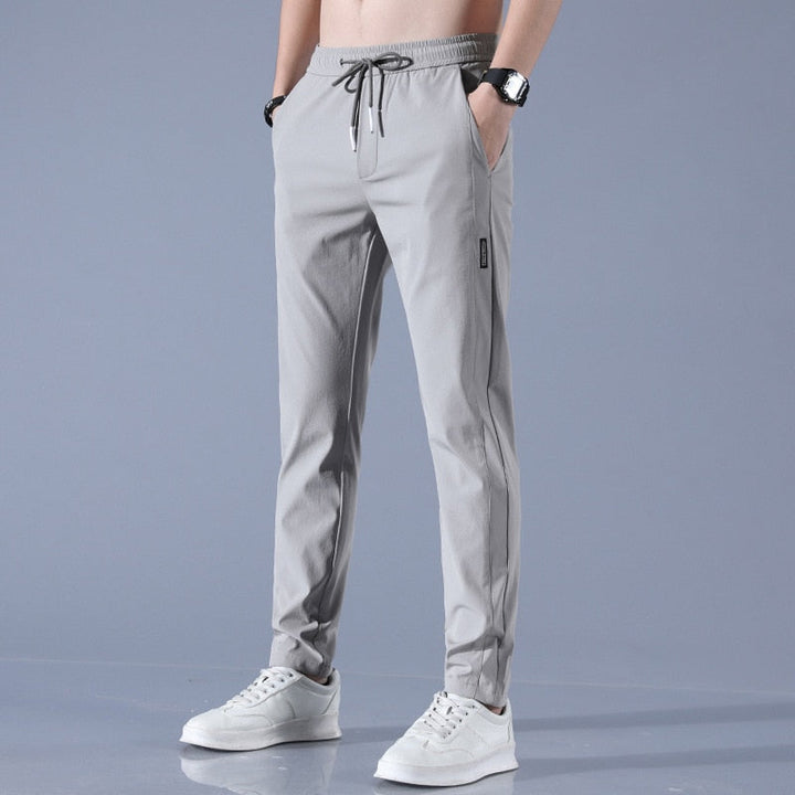 "Schnelltrocknende Herren-Stretchhose mit elastischem Material in Grau, ideal für aktive Männer, modernes Design, atmungsakti