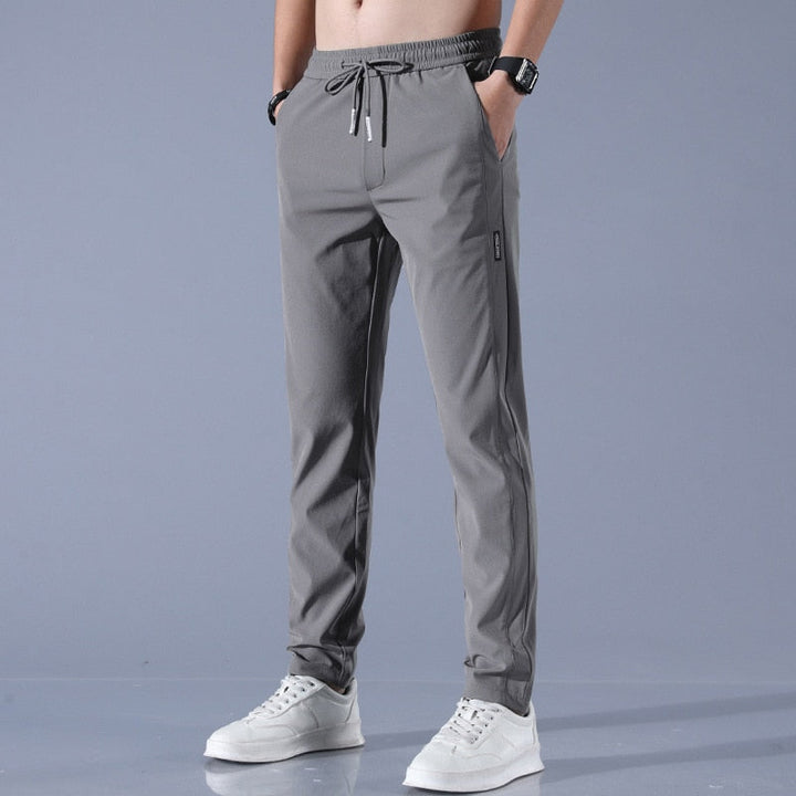 "Schnelltrocknende Herren-Stretchhose mit elastischem Material in Grau, ideal für aktive Männer, modernes Design, atmungsakti