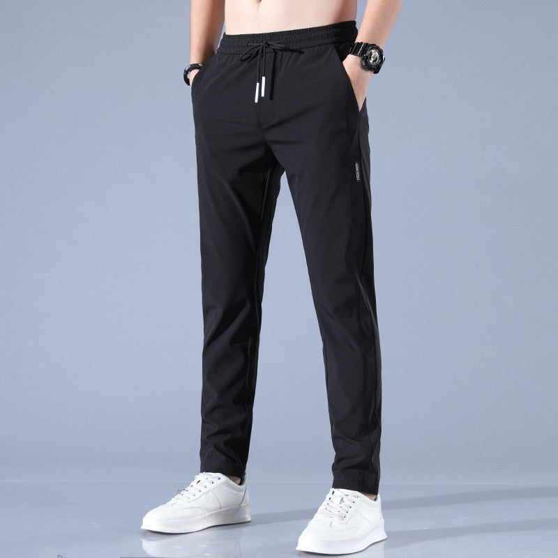 "Schnelltrocknende Herren-Stretchhose mit elastischem Material in Grau, ideal für aktive Männer, modernes Design, atmungsakti