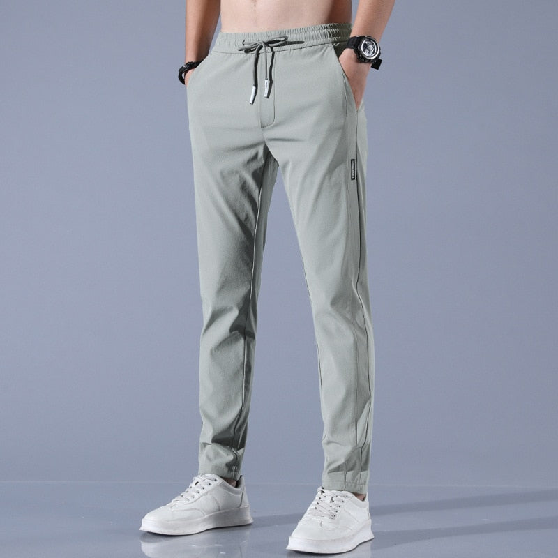 "Schnelltrocknende Herren-Stretchhose mit elastischem Material in Grau, ideal für aktive Männer, modernes Design, atmungsakti