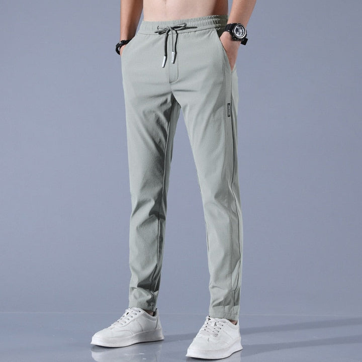 "Schnelltrocknende Herren-Stretchhose mit elastischem Material in Grau, ideal für aktive Männer, modernes Design, atmungsakti