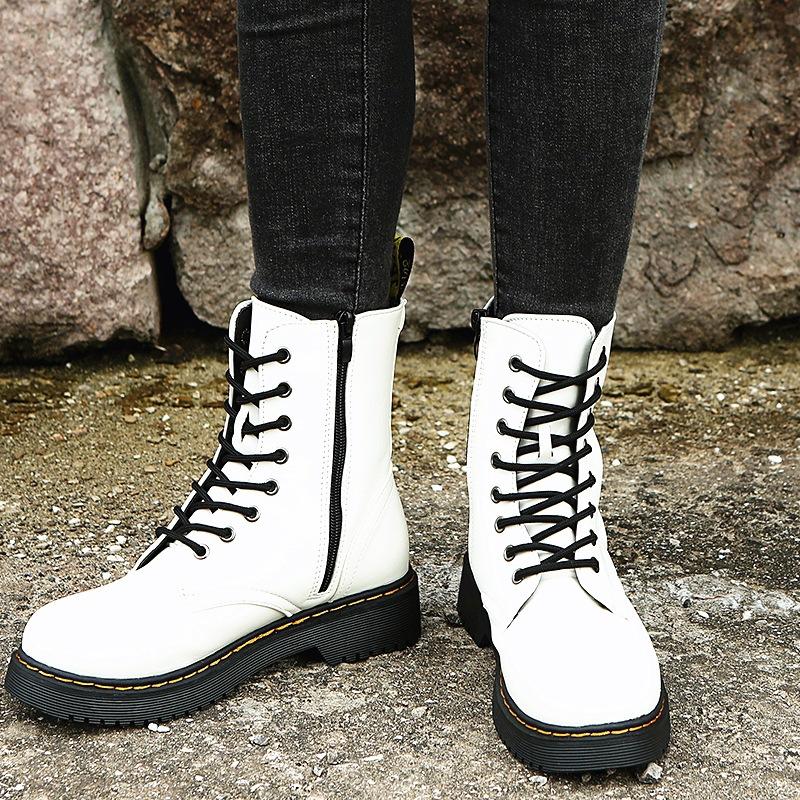 Schwarz-weiße orthopädische Damenstiefel, elegant und funktional, seitliche Ansicht.