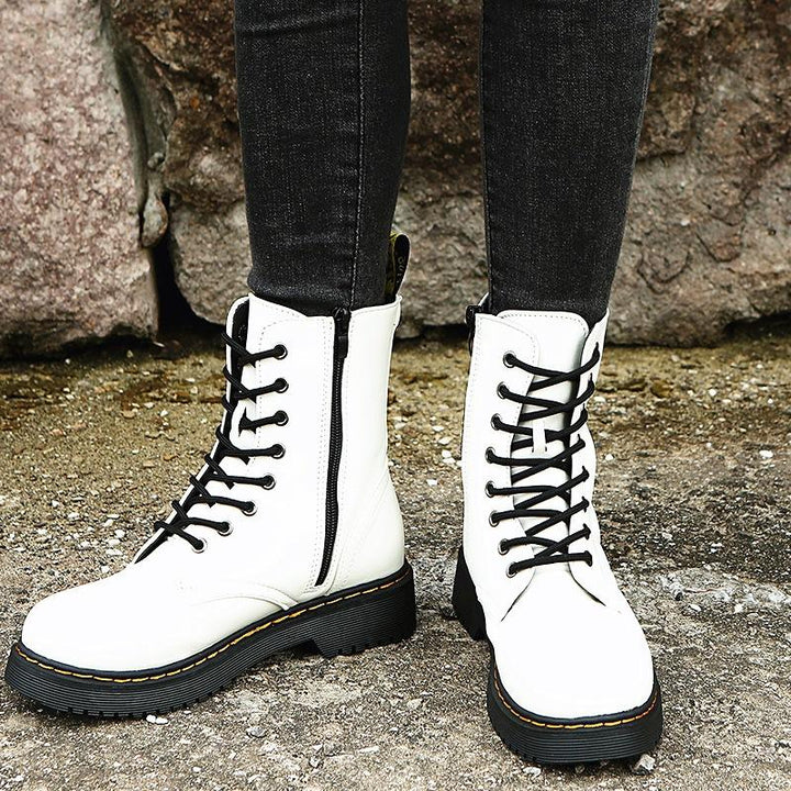 Schwarz-weiße orthopädische Damenstiefel, elegant und funktional, seitliche Ansicht.