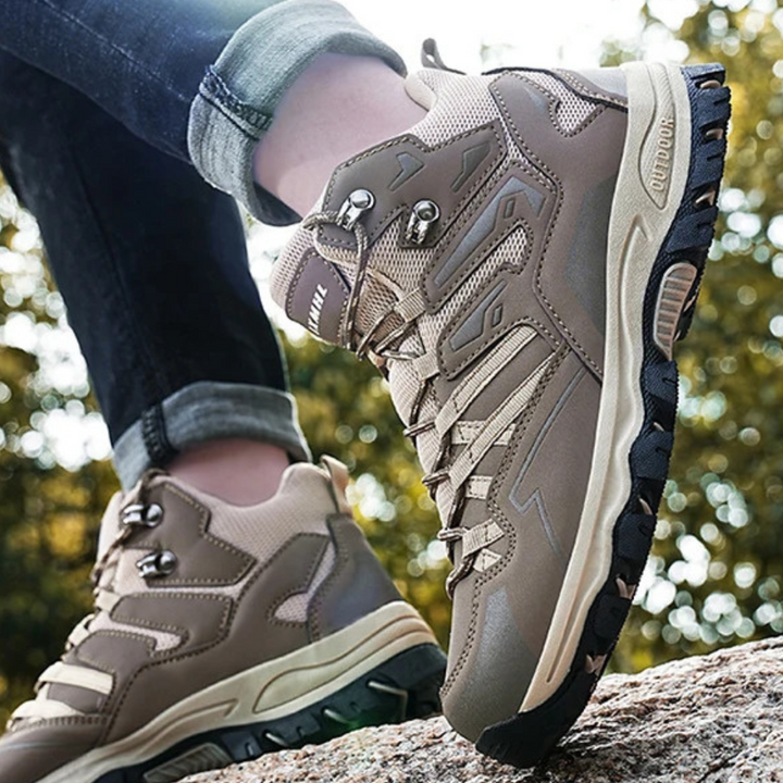 "Schwarze wasserdichte Unisex-Wanderschuhe mit robuster Sohle und atmungsaktivem Design für sicheren Halt und Komfort."