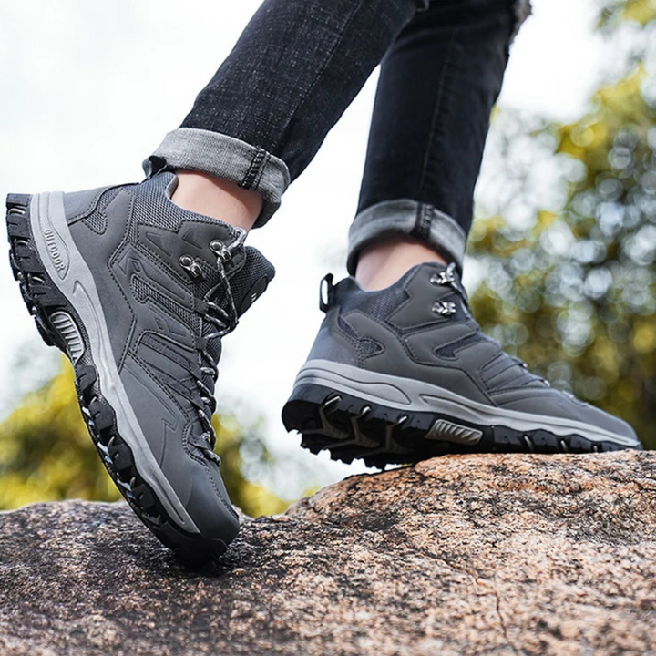 "Schwarze wasserdichte Unisex-Wanderschuhe mit robuster Sohle und atmungsaktivem Design für sicheren Halt und Komfort."