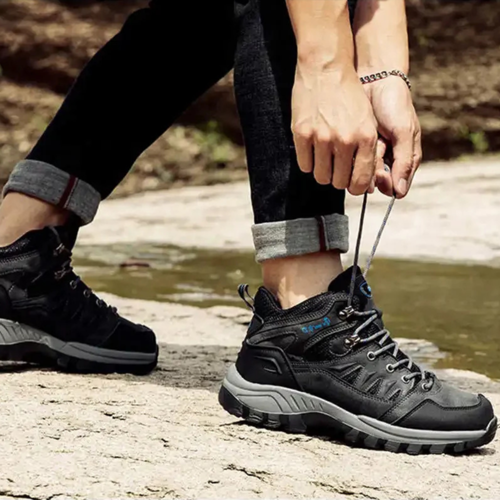 "Schwarze wasserdichte Unisex-Wanderschuhe mit robuster Sohle und atmungsaktivem Design für sicheren Halt und Komfort."