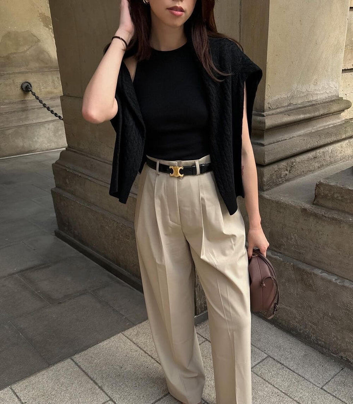 Schwarzer veganer Damen Gürtel mit Goldschnalle, stilvolles Accessoire für bewusste Fashionistas, vielseitig tragbar.