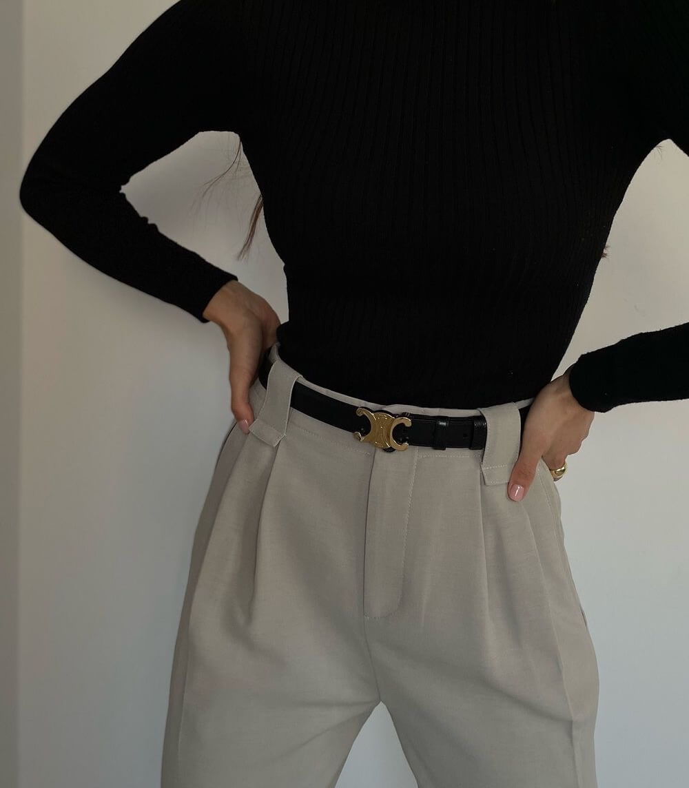 Schwarzer veganer Damen Gürtel mit Goldschnalle, stilvolles Accessoire für bewusste Fashionistas, vielseitig tragbar.