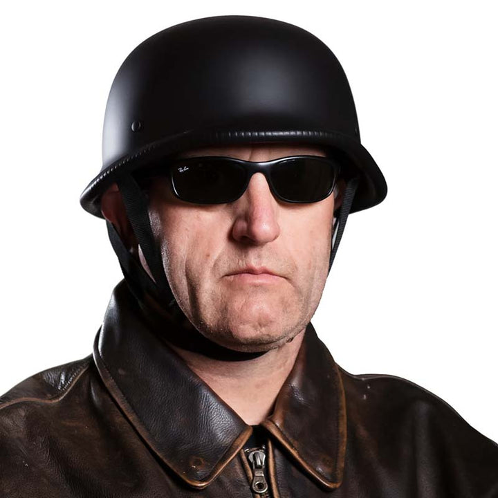"Schwarzer Vintage Halbschalen-Motorradhelm mit glänzender Oberfläche und modernem Schutz für Street-Style-Enthusiasten."