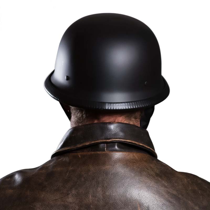 "Schwarzer Vintage Halbschalen-Motorradhelm mit glänzender Oberfläche und modernem Schutz für Street-Style-Enthusiasten."