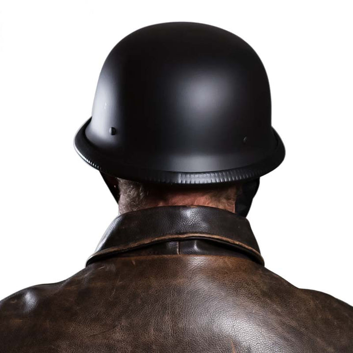 "Schwarzer Vintage Halbschalen-Motorradhelm mit glänzender Oberfläche und modernem Schutz für Street-Style-Enthusiasten."