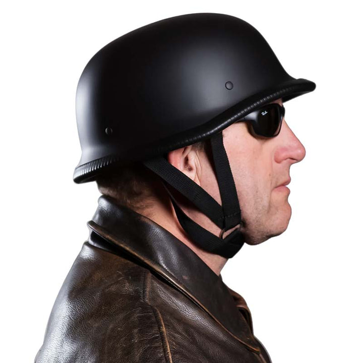 "Schwarzer Vintage Halbschalen-Motorradhelm mit glänzender Oberfläche und modernem Schutz für Street-Style-Enthusiasten."