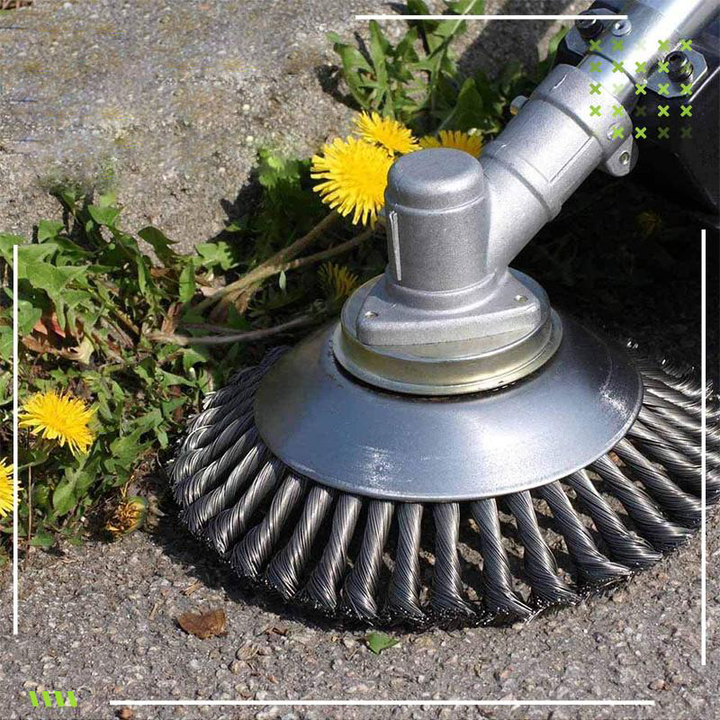 "Silberner Unkrauttrimmerkopf aus Stahl, universell passend, 360° Klingen, ideal für effektive Rasenpflege."