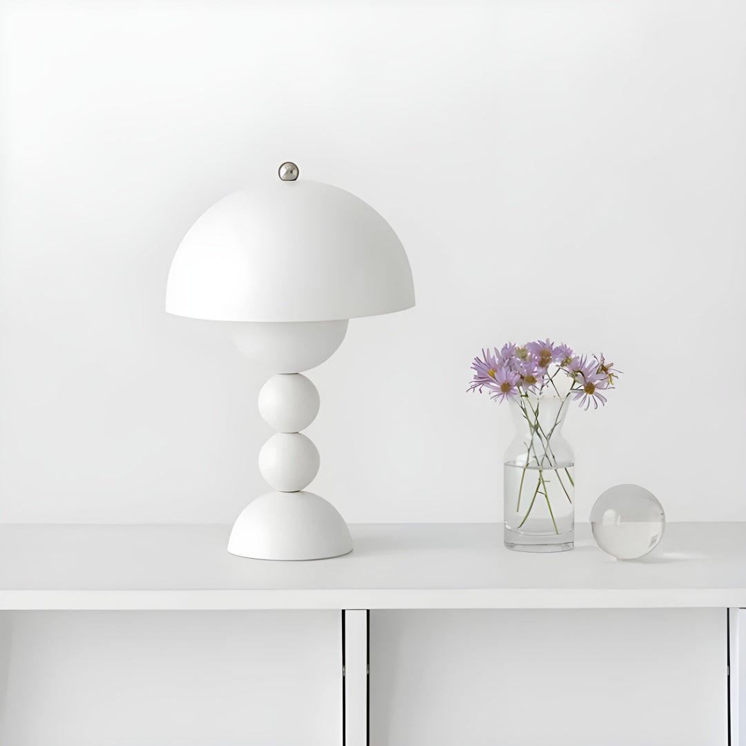 "Skandinavische Tischlampe mit dimmbarer LED, weiß, klarer Stil, ideal für Schlafzimmer oder Wohnzimmer, energieeffizient."