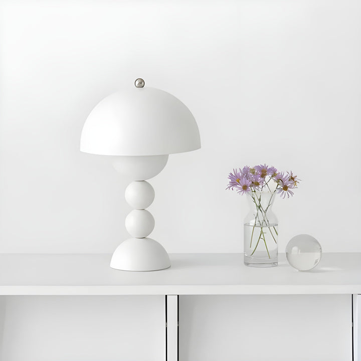 "Skandinavische Tischlampe mit dimmbarer LED, weiß, klarer Stil, ideal für Schlafzimmer oder Wohnzimmer, energieeffizient."