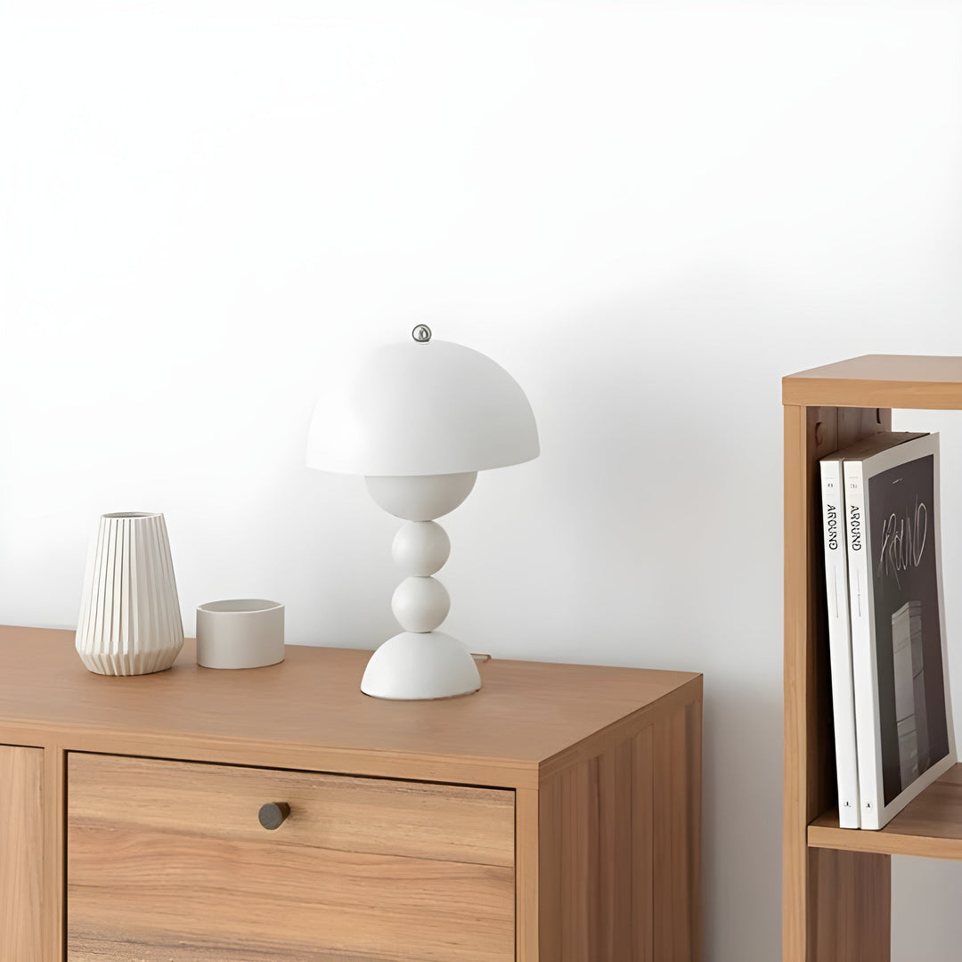 "Skandinavische Tischlampe mit dimmbarer LED, weiß, klarer Stil, ideal für Schlafzimmer oder Wohnzimmer, energieeffizient."