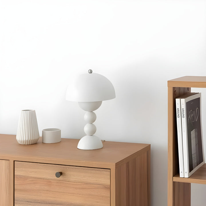 "Skandinavische Tischlampe mit dimmbarer LED, weiß, klarer Stil, ideal für Schlafzimmer oder Wohnzimmer, energieeffizient."