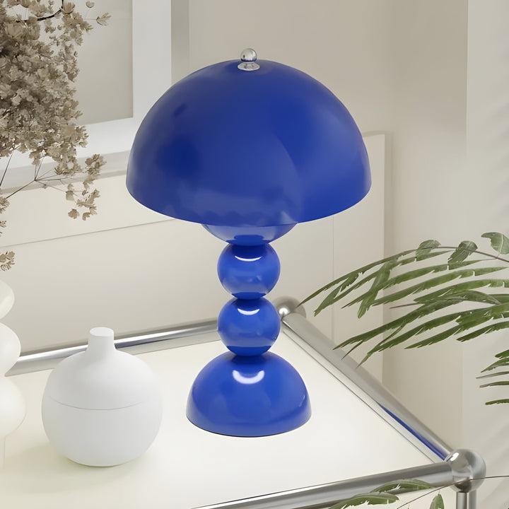 "Skandinavische Tischlampe mit dimmbarer LED, weiß, klarer Stil, ideal für Schlafzimmer oder Wohnzimmer, energieeffizient."