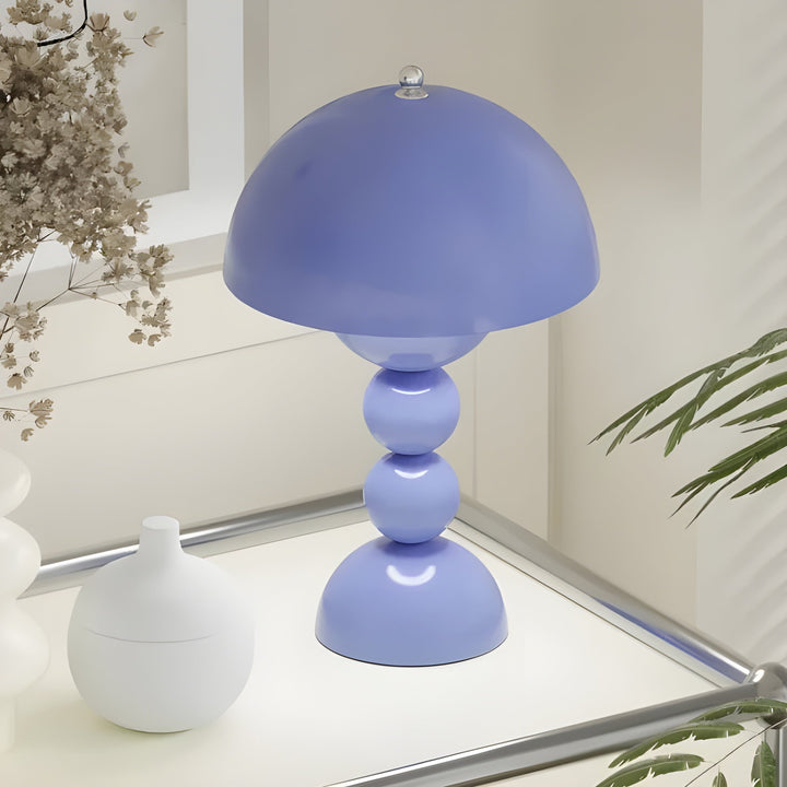 "Skandinavische Tischlampe mit dimmbarer LED, weiß, klarer Stil, ideal für Schlafzimmer oder Wohnzimmer, energieeffizient."