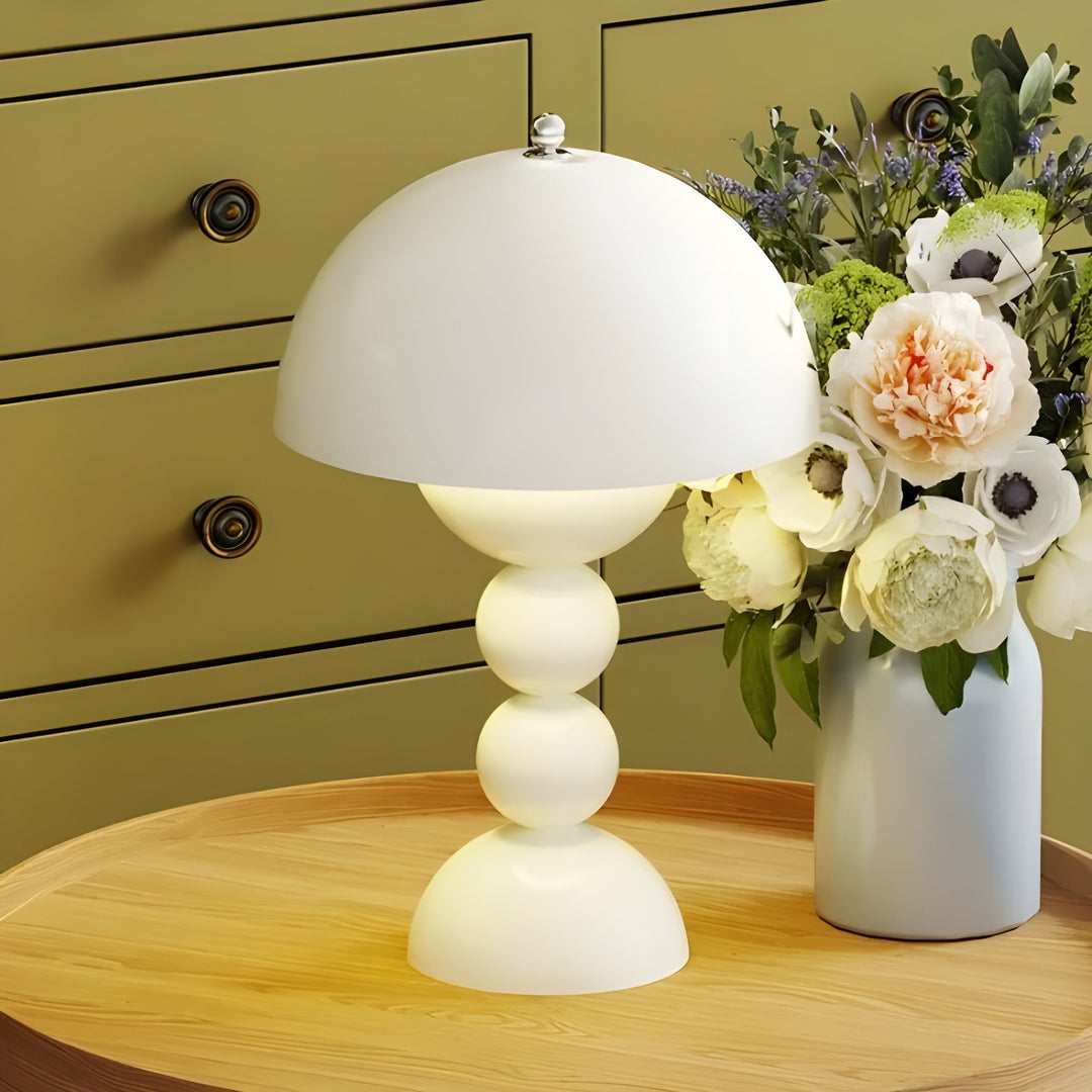 "Skandinavische Tischlampe mit dimmbarer LED, weiß, klarer Stil, ideal für Schlafzimmer oder Wohnzimmer, energieeffizient."