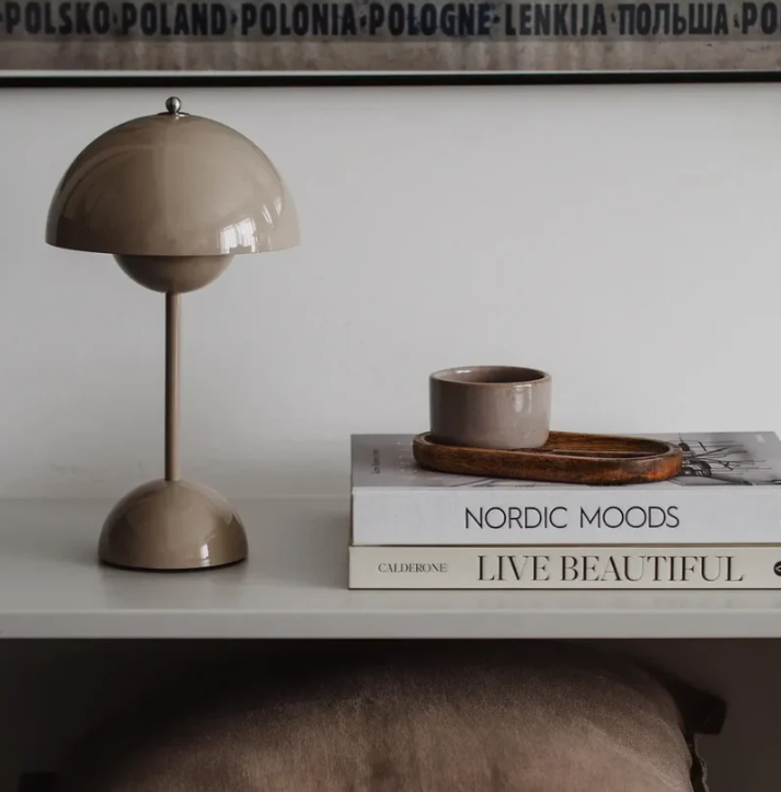 "Skandinavische Touch-Tischleuchte, minimalistisches Design, warmweißes Licht, intuitive Touch-Bedienung, energiesparend."