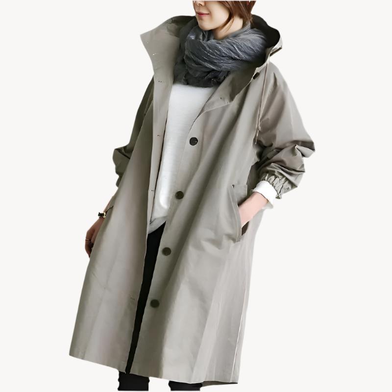 "Skyblauer, eleganter Damen Trenchcoat, wetterfest, figurbetonend, ideal für Herbst, passend zu Casual und formellen Looks."
