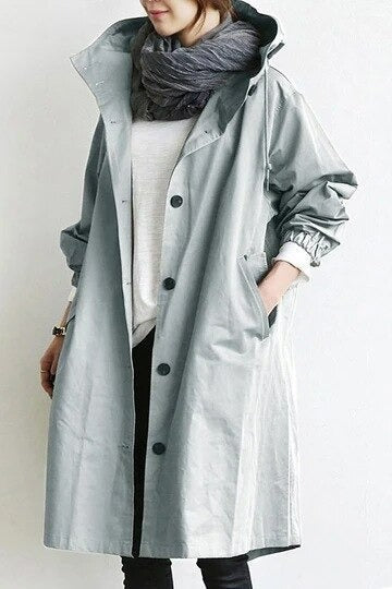 "Skyblauer, eleganter Damen Trenchcoat, wetterfest, figurbetonend, ideal für Herbst, passend zu Casual und formellen Looks."