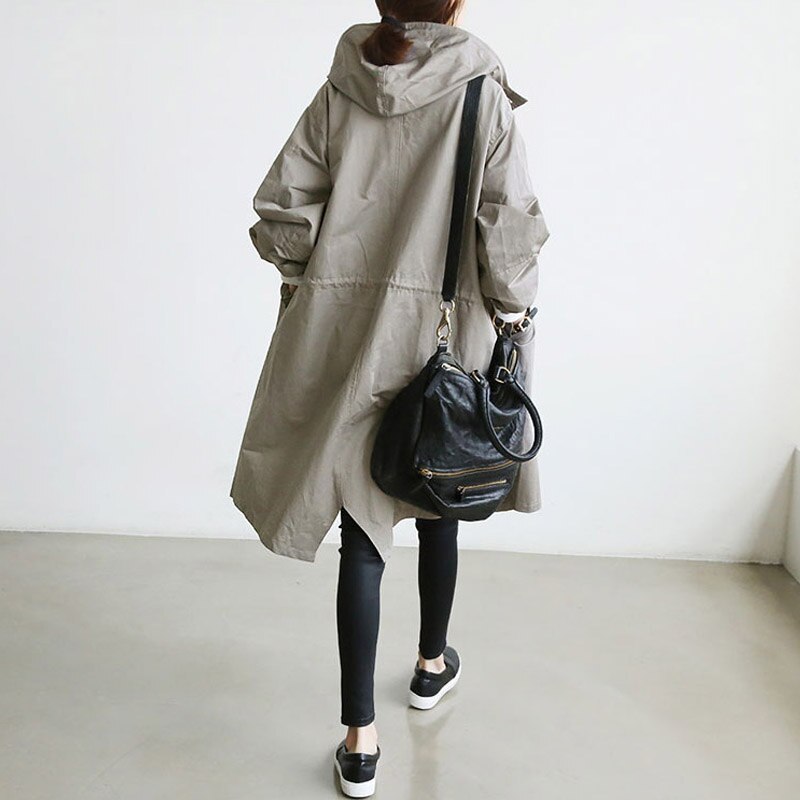 "Skyblauer, eleganter Damen Trenchcoat, wetterfest, figurbetonend, ideal für Herbst, passend zu Casual und formellen Looks."
