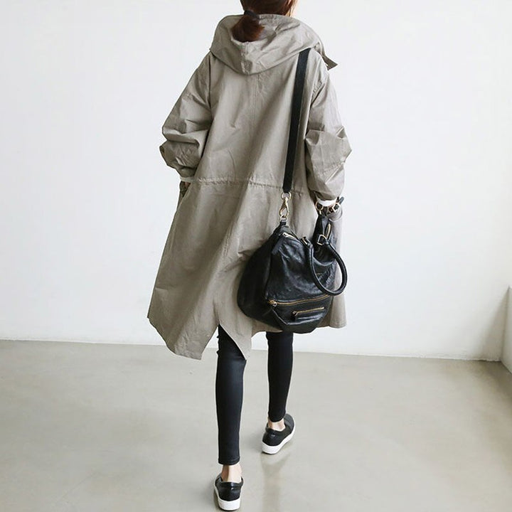 "Skyblauer, eleganter Damen Trenchcoat, wetterfest, figurbetonend, ideal für Herbst, passend zu Casual und formellen Looks."