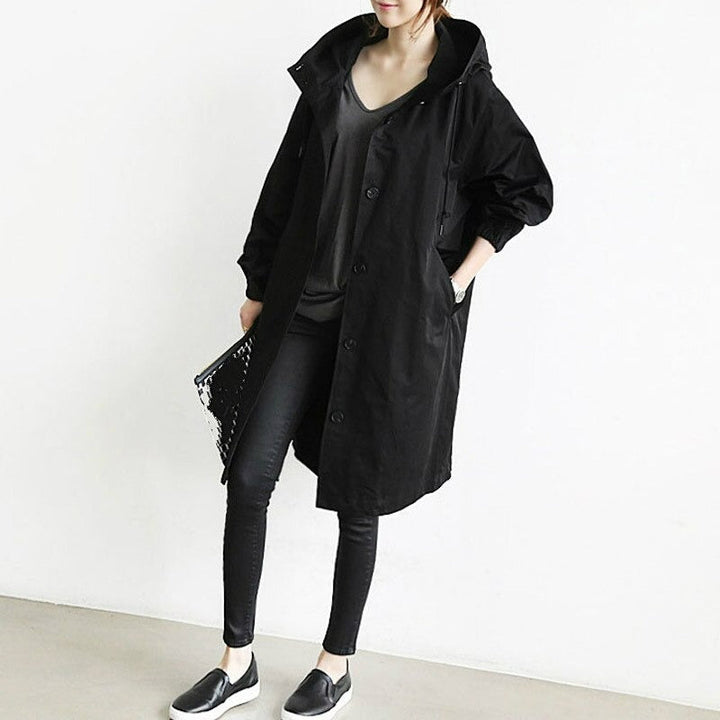"Skyblauer, eleganter Damen Trenchcoat, wetterfest, figurbetonend, ideal für Herbst, passend zu Casual und formellen Looks."