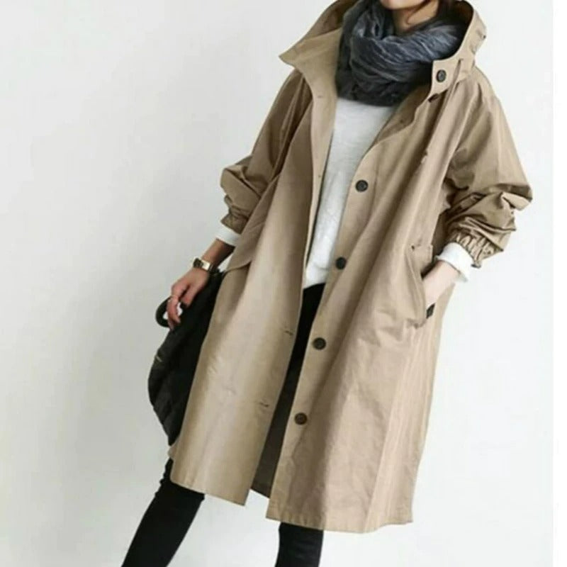 "Skyblauer, eleganter Damen Trenchcoat, wetterfest, figurbetonend, ideal für Herbst, passend zu Casual und formellen Looks."