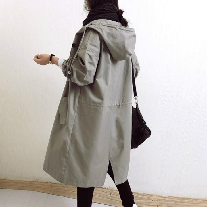 "Skyblauer, eleganter Damen Trenchcoat, wetterfest, figurbetonend, ideal für Herbst, passend zu Casual und formellen Looks."