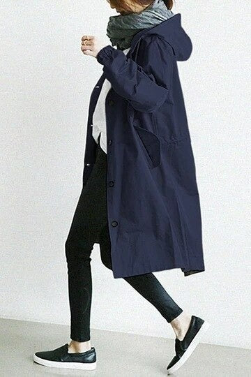 "Skyblauer, eleganter Damen Trenchcoat, wetterfest, figurbetonend, ideal für Herbst, passend zu Casual und formellen Looks."