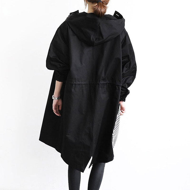 "Skyblauer, eleganter Damen Trenchcoat, wetterfest, figurbetonend, ideal für Herbst, passend zu Casual und formellen Looks."