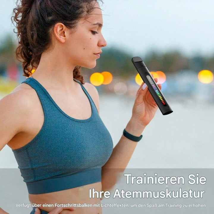 Frau mit Smart Atemtrainer, blaues Sporttop, Atemmuskeltraining, Fitnessgerät für Sportler.