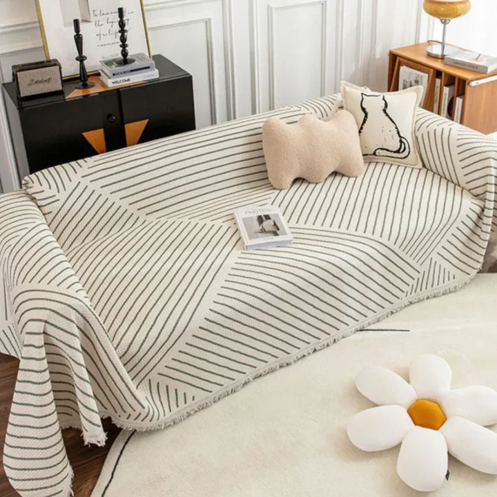"Sofabezug mit Quasten im skandinavischen Stil, pflegeleichtes Design für elegante Wohnzimmergestaltung."