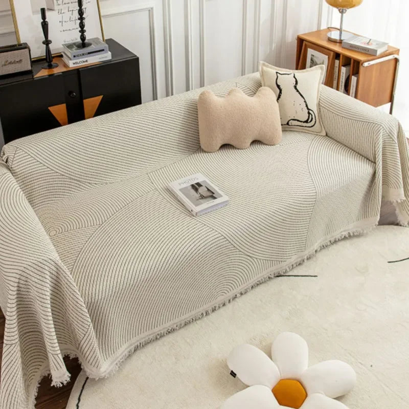 "Sofabezug mit Quasten im skandinavischen Stil, pflegeleichtes Design für elegante Wohnzimmergestaltung."