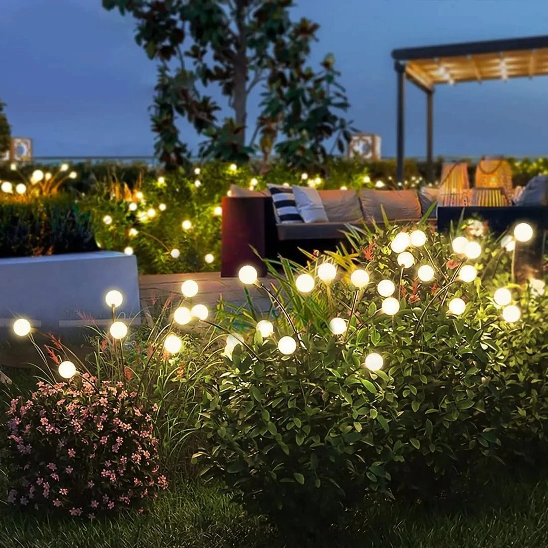 Solar Gartenlichter leuchten warm im Garten, wetterfest und flexibel biegbar, ideal für romantische Außenbeleuchtung.