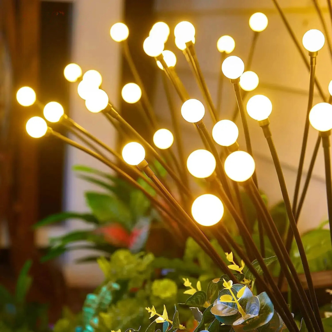Solar Gartenlichter leuchten warm im Garten, wetterfest und flexibel biegbar, ideal für romantische Außenbeleuchtung.
