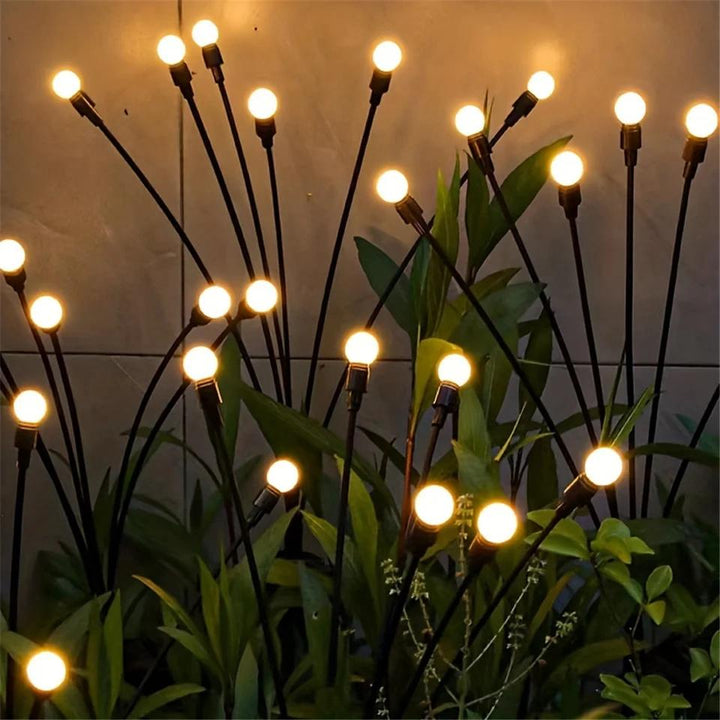 Solar Gartenlichter leuchten warm im Garten, wetterfest und flexibel biegbar, ideal für romantische Außenbeleuchtung.