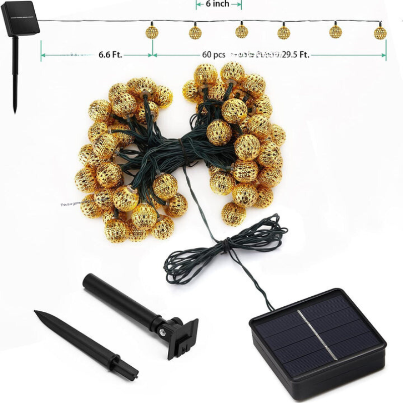 "Solarbetriebene Lichterkette mit marokkanischen, warmweiß leuchtenden Metallkugeln, ideal für die Gartenbeleuchtung."