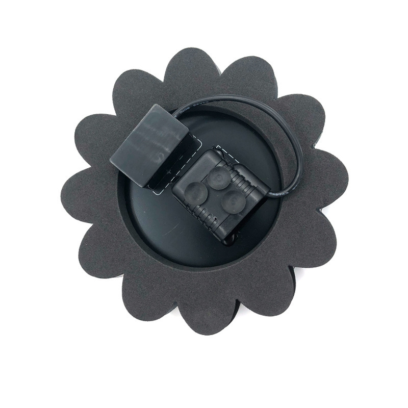 "Solarbetriebene Wasserfontäne im Blumen-Design, elegant im Garten oder Teich eingebettet, sprudelnder Wassereffekt"