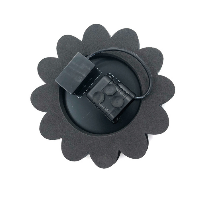 "Solarbetriebene Wasserfontäne im Blumen-Design, elegant im Garten oder Teich eingebettet, sprudelnder Wassereffekt"