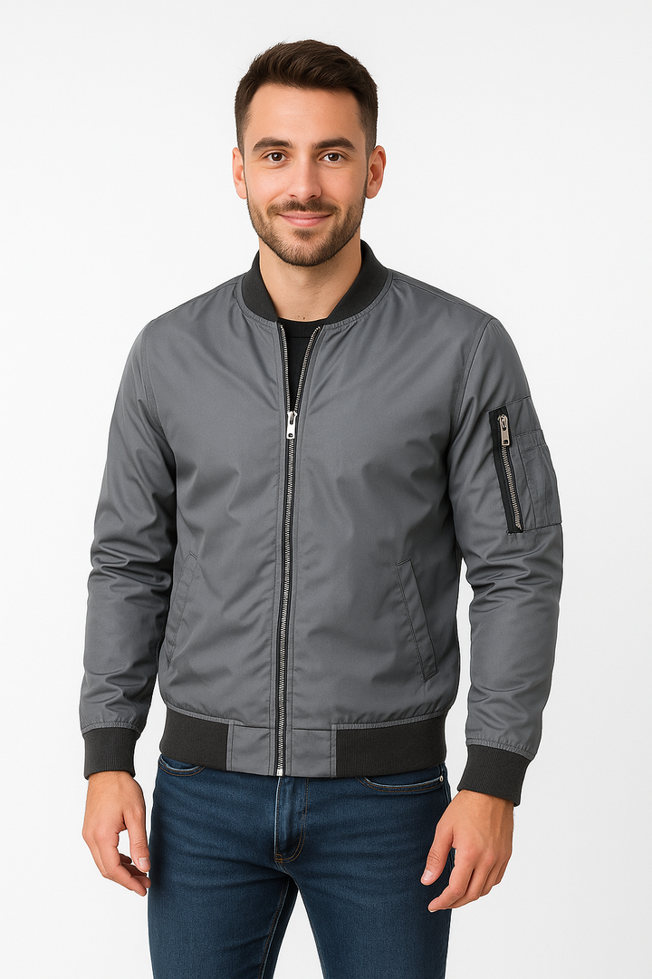 "Stilvolle blaue Bomberjacke für Herren, leicht und ideal für den Übergang, klassische Frontansicht mit Reißverschluss."