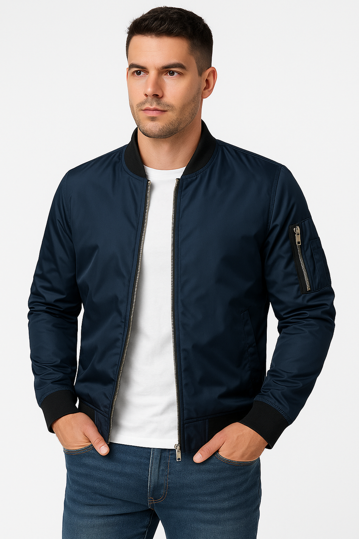 "Stilvolle blaue Bomberjacke für Herren, leicht und ideal für den Übergang, klassische Frontansicht mit Reißverschluss."